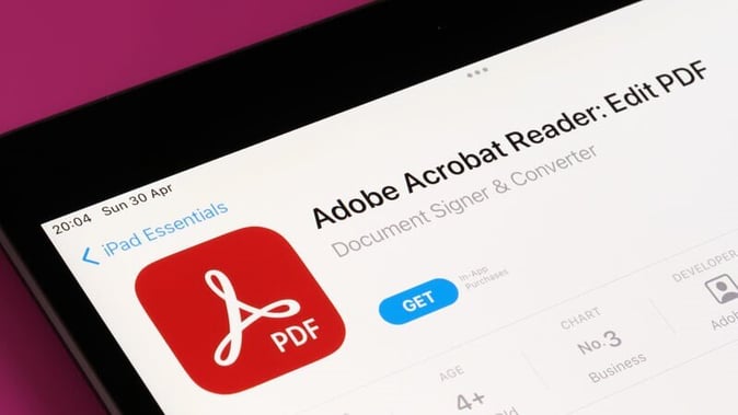 Adobe Acrobat Readerのアプリケーションダウンロード画面を表示しているタブレット端末